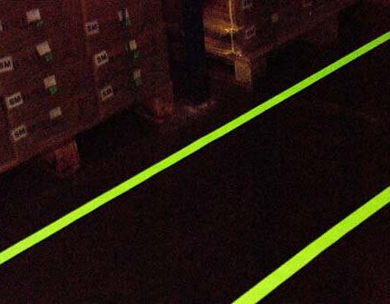 Marquage-sol-industriel-photoluminescent-obscurite.jpg