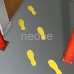 empreinte-pas-adhesive-jaune