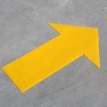 marquage-sol-fleche-adhesive-jaune