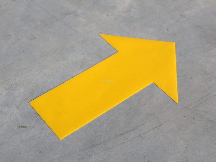 marquage-sol-fleche-adhesive-jaune