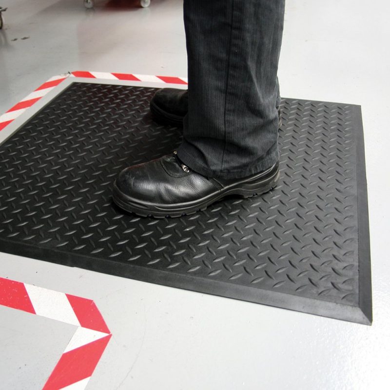 tapis-antiderapant-indutriel-debout